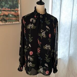 Beautiful Ted Baker floral blouse, size on tag says 4 but it’s a medium 8/10.